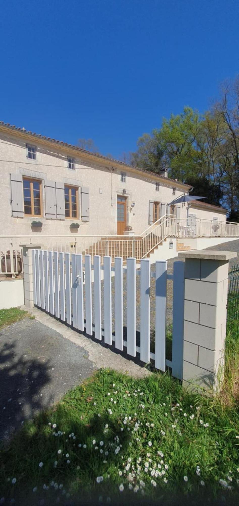 Maison 2 Chambres Au Calme Saint-Bonnet-sur-Gironde المظهر الخارجي الصورة